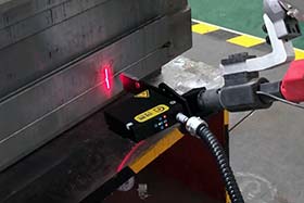 弧焊机器人搭配焊缝跟踪传感器实时监测偏差，保证焊接质量