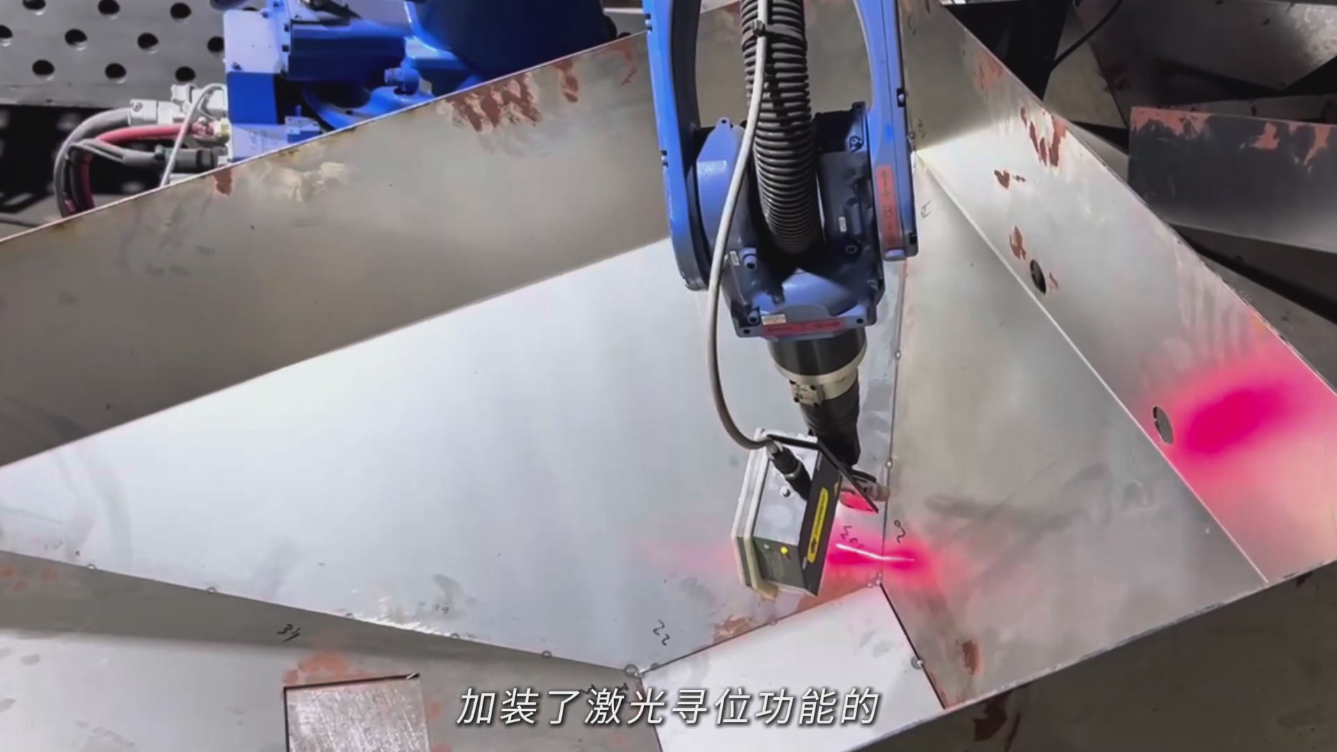 创想智控激光焊缝跟踪器协同安川机器人，实现水箱焊接智能纠偏