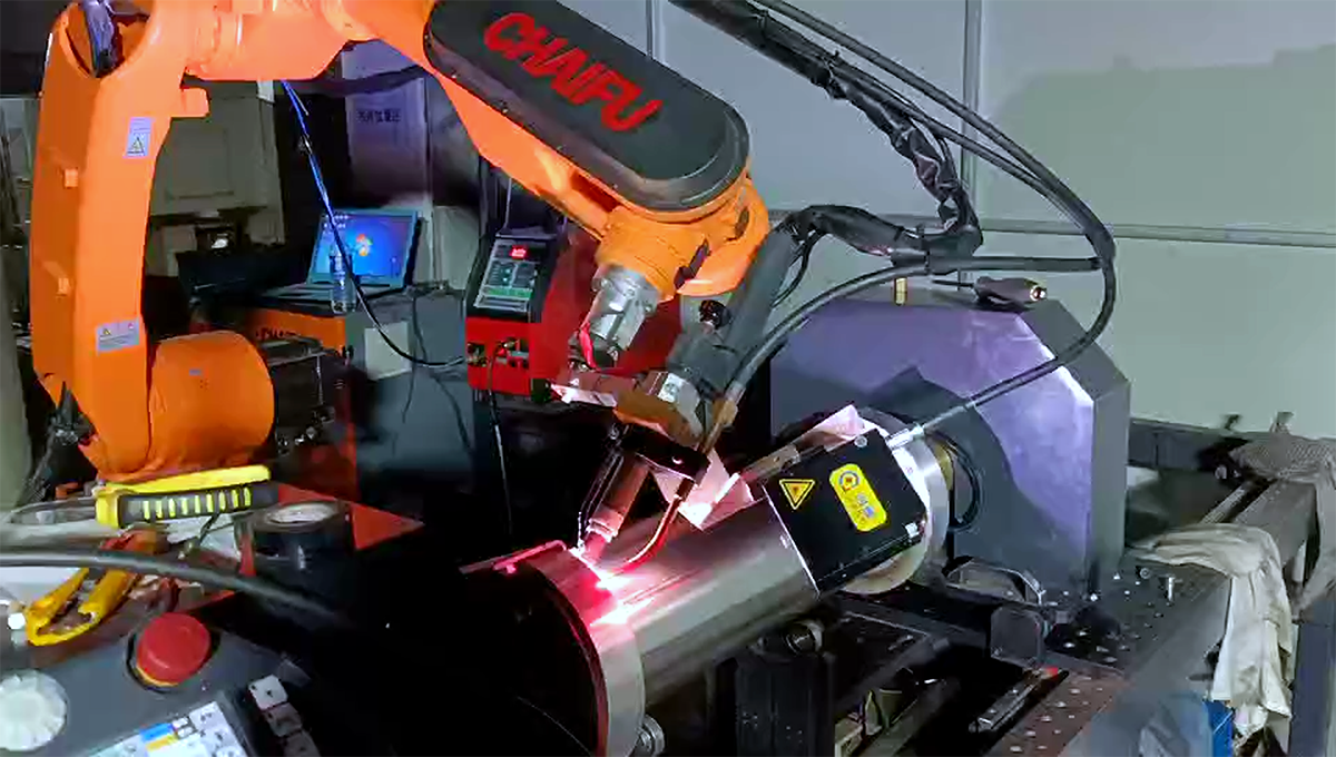 焊接机器人焊接出现咬边怎么解决 随着现代制造业的不断发展，机器人焊接已经成为了许多企业进行自动化生产的首选方式。机器人焊接能够提高生产效率，降低生产成本，同时还能保证焊接质量的稳定性和一致性。但是在实际的焊接生产过程中，机器人焊接也存在一些问题，比如焊接出现咬边现象。本文将介绍咬边的原因以及解决方法。 一、咬边现象的原因 咬边是机器人焊接中常见的问题之一，主要表现为焊接处出现凸起或者缺口，严重的甚至会导致焊缝开裂。那么，咬边现象的原因是什么呢？下面列举几点： 1.焊接电流过大或者过小 焊接电流是影响焊接质量的重要参数之一。如果焊接电流过大或者过小，就会导致焊接温度过高或者过低，从而影响焊接质量，引发咬边现象。 2.焊接速度过快或者过慢 焊接速度也是影响焊接质量的重要参数之一。如果焊接速度过快或者过慢，都会导致焊接质量下降，从而引发咬边现象。 3.焊接姿态不正确 焊接姿态是指焊接电极和工件之间的角度和距离。如果焊接姿态不正确，就会影响焊接的质量，引发咬边现象。 4.焊接参数不匹配 在焊接过程中，需要根据不同的焊接工艺要求设置不同的焊接参数，如焊接电流、焊接速度、焊接时间等。如果焊接参数不匹配，就会影响焊接质量，引发咬边现象。 5.工件表面不干净 在焊接过程中，如果工件表面存在油污、锈蚀等杂质，就会影响焊接质量，引发咬边现象。 以上是机器人焊接出现咬边现象的几个原因，针对这些原因，我们可以采取一些措施来解决咬边问题。 二、解决方法 1.调整焊接参数 根据焊接过程中出现的咬边问题，可以通过调整焊接参数来解决。比如可以调整焊接电流、焊接速度、焊接时间等参数，使其匹配焊接工艺要求，从而提高焊接质量，避免咬边现象的发生。 2.改变焊接姿态 焊接姿态是影响焊接质量的重要因素之一。如果焊接姿态不正确，就会影响焊接质量，引发咬边现象。可以通过改变焊接姿态来解决咬边问题，比如调整焊接角度、焊接距离等。 3.清洁工件表面 在焊接过程中，如果工件表面存在油污、锈蚀等杂质，就会影响焊接质量，引发咬边现象。可以通过清洗、打磨等方式清洁工件表面，从而避免咬边现象的发生。 4.优化焊接路径 焊接路径是影响焊接质量的重要因素之一。可以通过优化焊接路径来解决咬边问题，比如调整焊接路径、采用多层焊接等方式。 5.更换焊接电极 在机器人焊接过程中，电极的选择和使用也是影响焊接质量的重要因素之一。如果电极使用时间过长，会导致电极表面出现磨损和疲劳，影响焊接质量，引发咬边现象。可以定期更换电极，从而提高焊接质量，避免咬边现象的发生。 总之，机器人焊接出现咬边现象是影响焊接质量的重要因素之一，需要及时采取措施进行解决。在实际的焊接生产过程中，可以通过调整焊接参数、改变焊接姿态、清洁工件表面、优化焊接路径、更换焊接电极等方式来解决咬边问题，从而提高焊接质量，保证焊接效果的稳定性和一致性，为企业的生产提供更加稳定可靠的保障。 把以上内容翻译为英文