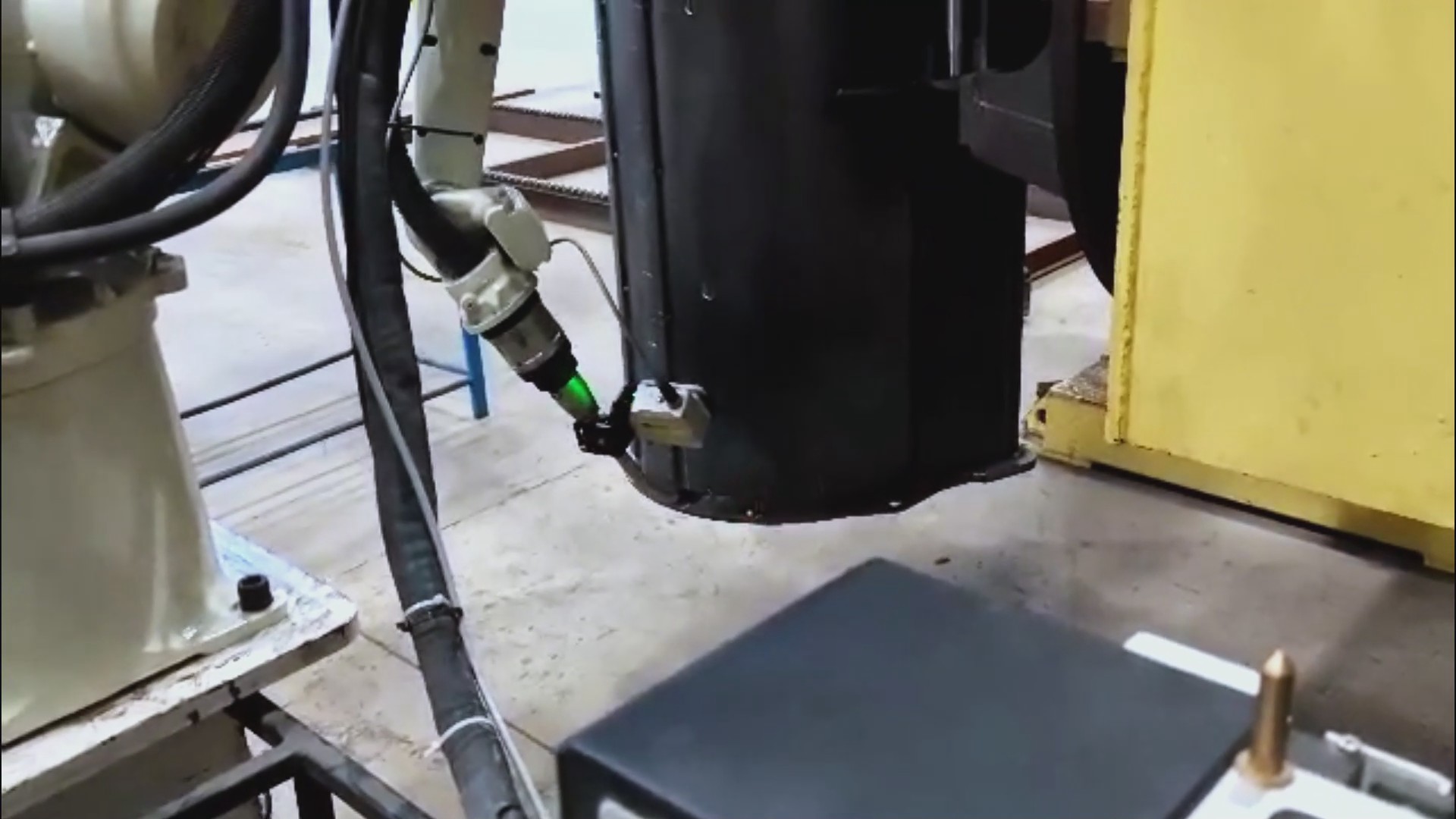 焊接机器人智能化升级:创想智控焊缝视觉跟踪系统在建筑工程挖斗焊接中的应用 焊接机器人智能化升级:创想智控焊缝视觉跟踪系统在建筑工程挖斗焊接中的应用