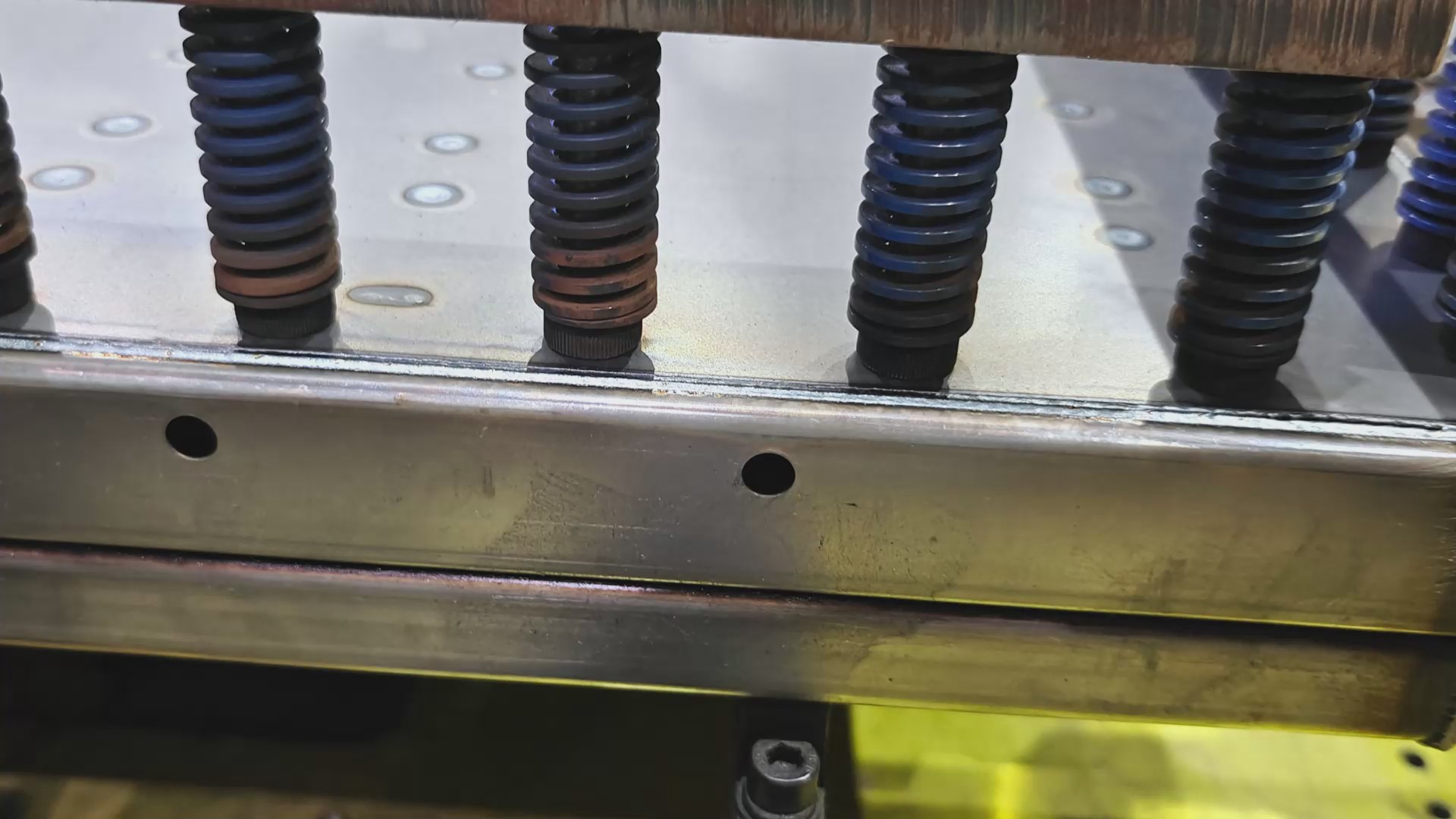 创想智控激光焊缝跟踪系统用于汽车底板焊接智能化升级 创想智控激光焊缝跟踪系统用于汽车底板焊接智能化升级